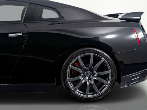 Used 2015 Nissan GT-R Premium image 15