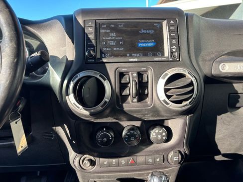 Used 2015 Jeep Wrangler Unlimited Rubicon w/ Connectivity Group AWD/4WD image 25