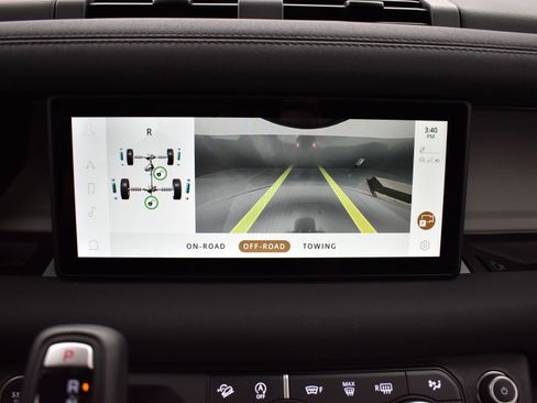 Used 2023 Land Rover Defender 90 SE image 30