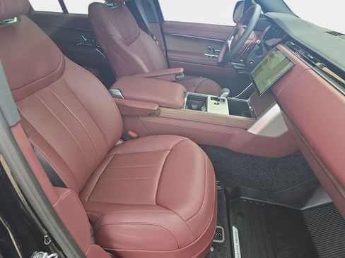 Used 2025 Land Rover Range Rover SE image 10