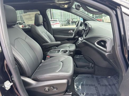 New 2027 Chrysler Pacifica Select AWD/4WD image 32