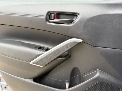 Used 2025 Toyota Corolla Cross AWD Hybrid image 21
