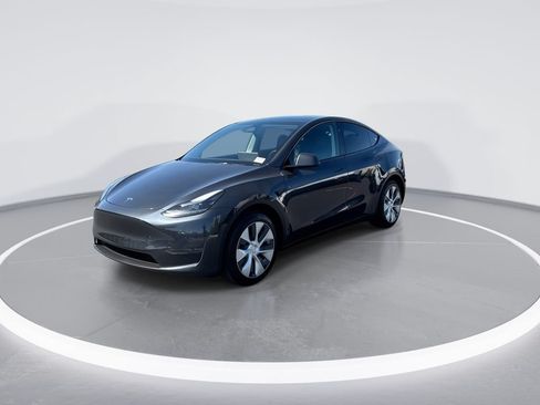 Used 2024 Tesla Model Y 2WD image 4