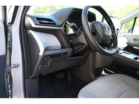 Used 2022 Toyota Sienna LE image 27