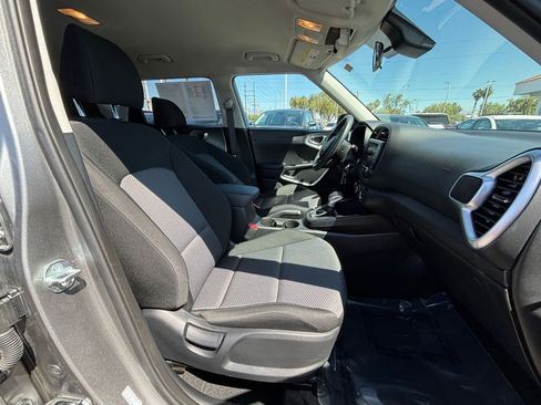 Used 2025 Kia Soul LX w/ LX Technology Package FWD image 35