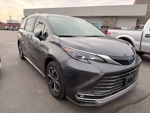 Used 2025 Toyota Sienna Platinum AWD/4WD image 1