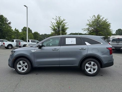 Used 2022 Kia Sorento LX FWD image 2