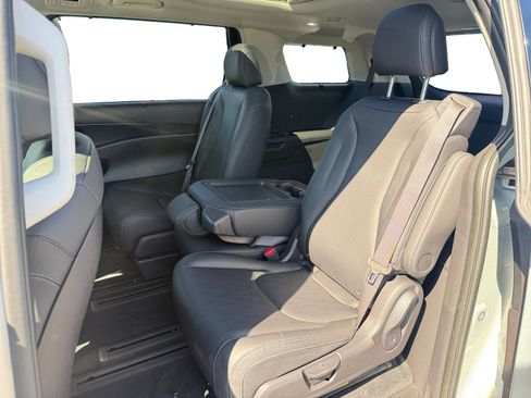 Used 2025 Kia Carnival SX w/ SX Dark Edition Package FWD image 16