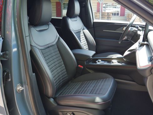 Used 2025 Ford Explorer ST-Line w/ Premium Package AWD/4WD image 31