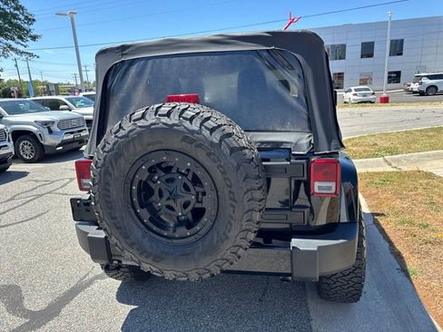 Used 2017 Jeep Wrangler Sahara AWD/4WD image 8