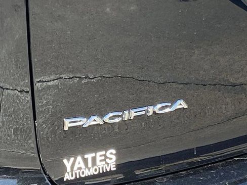 Used 2024 Chrysler Pacifica Touring-L FWD image 27