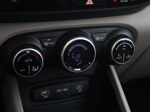 Used 2025 Hyundai Venue SEL FWD image 18