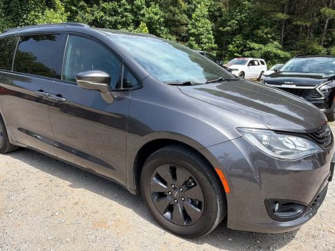 Used 2019 Chrysler Pacifica Limited w/ S Appearance Package FWD image 5