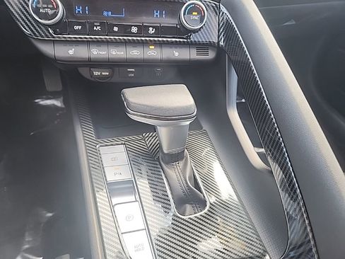 Used 2024 Hyundai Elantra Limited image 22