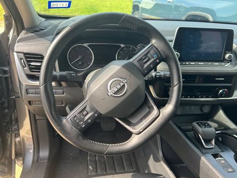 Used 2025 Nissan Rogue SV FWD image 12