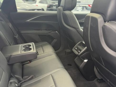 Used 2024 Cadillac Lyriq Luxury AWD/4WD image 18