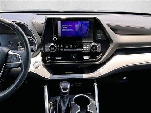 Used 2023 Toyota Highlander XLE FWD image 8