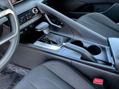 Used 2022 Hyundai Elantra SEL FWD image 18