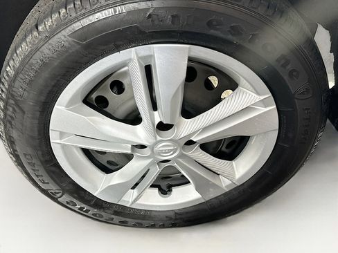 Used 2024 Nissan Kicks S image 11