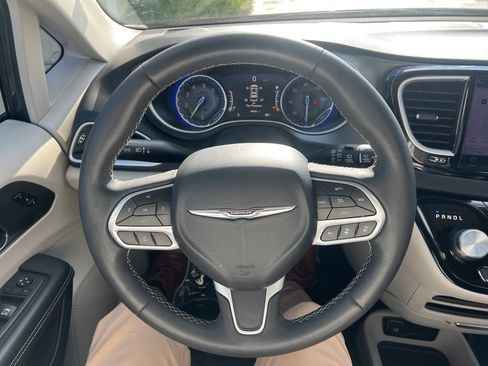 Used 2023 Chrysler Pacifica Touring-L image 28