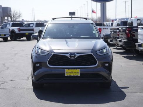 Used 2021 Toyota Highlander XLE image 3
