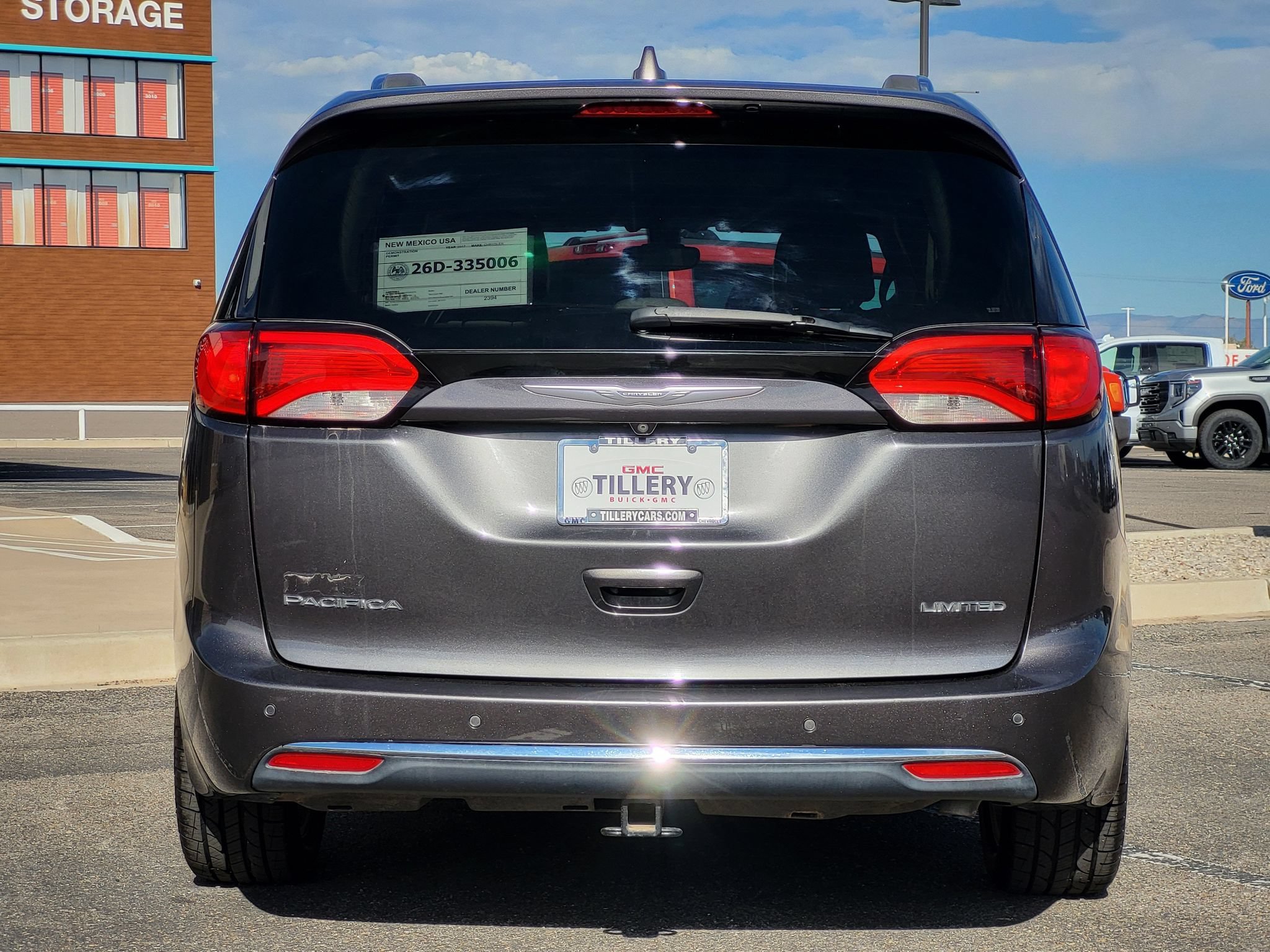 Used 2017 Chrysler Pacifica Limited w/ Tire & Wheel Group FWD image 6