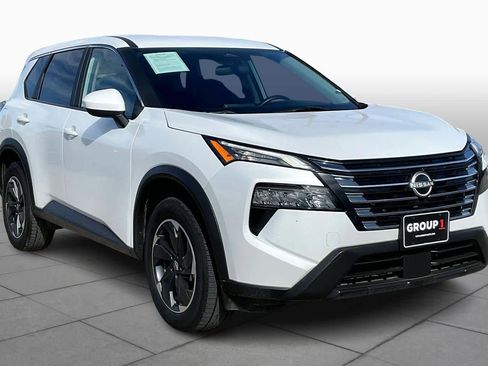 Used 2024 Nissan Rogue SV image 2