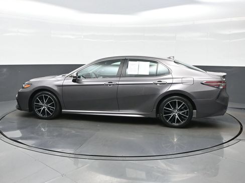 Used 2023 Toyota Camry SE FWD image 3