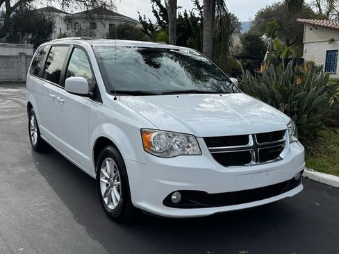 Used 2018 Dodge Grand Caravan SXT image 4