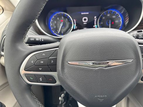Used 2023 Chrysler Pacifica Limited AWD/4WD image 24