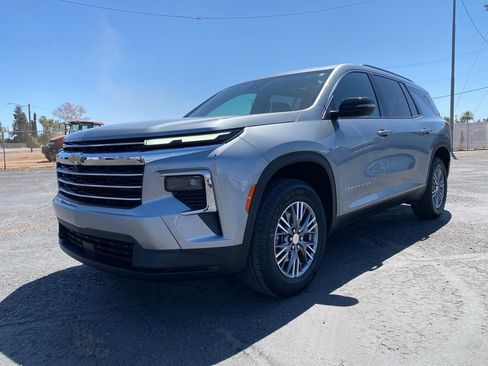 Used 2025 Chevrolet Traverse LT FWD image 2
