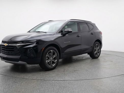 Used 2025 Chevrolet Blazer LT image 3