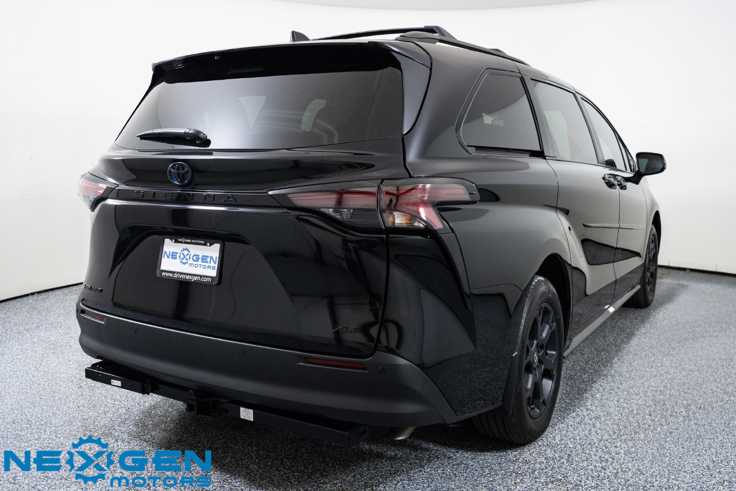 Used 2025 Toyota Sienna XLE Woodland Edition AWD/4WD image 40