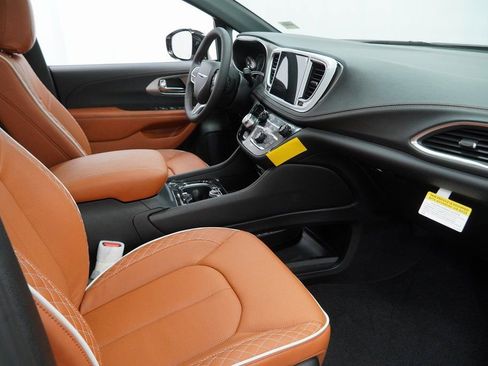 New 2026 Chrysler Pacifica Pinnacle image 36