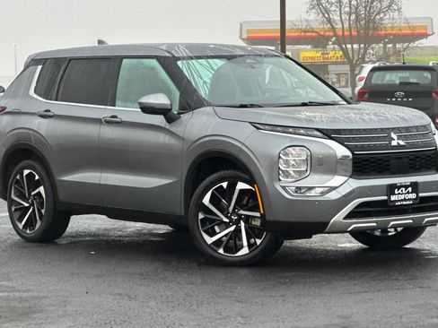 Used 2024 Mitsubishi Outlander SE image 2