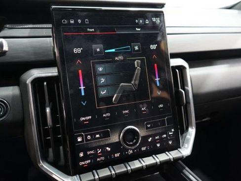 Used 2025 GMC Acadia Elevation image 28