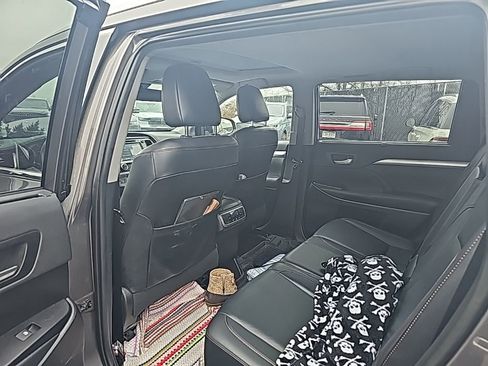 Used 2019 Toyota Highlander XLE image 8