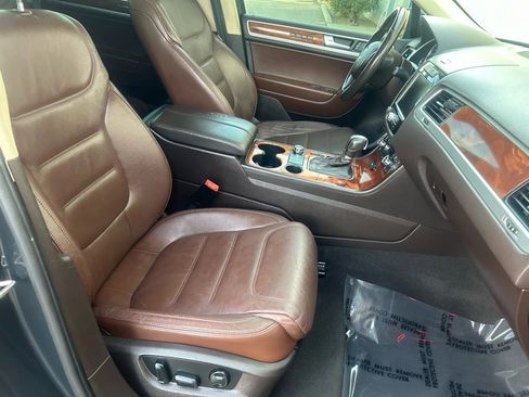 Used 2012 Volkswagen Touareg TDI image 15