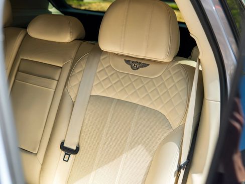 Used 2017 Bentley Bentayga AWD/4WD image 23