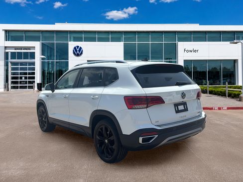 Used 2023 Volkswagen Taos SE w/ Panoramic Sunroof Package AWD/4WD image 7