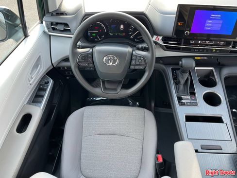Certified 2026 Toyota Sienna LE FWD image 17