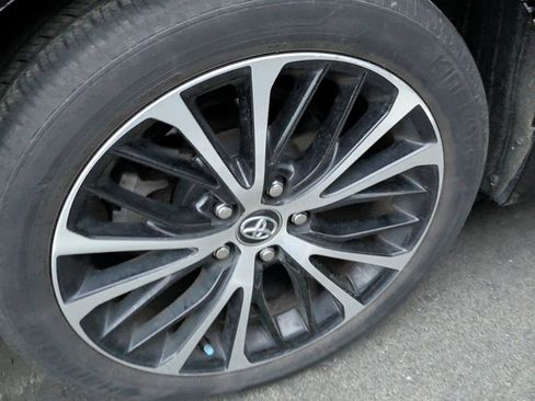 Certified 2020 Toyota Camry SE image 9