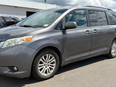 Used 2015 Toyota Sienna XLE w/ XLE Navigation Package FWD image 2