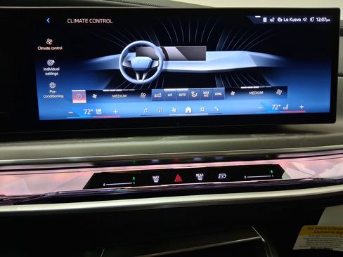 New 2026 BMW 750e xDrive w/ Premium Package image 23