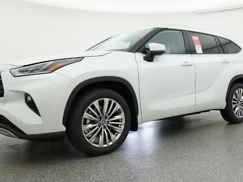 New 2026 Toyota Highlander Platinum AWD/4WD image 17