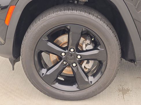 Used 2023 Jeep Grand Cherokee Altitude image 12