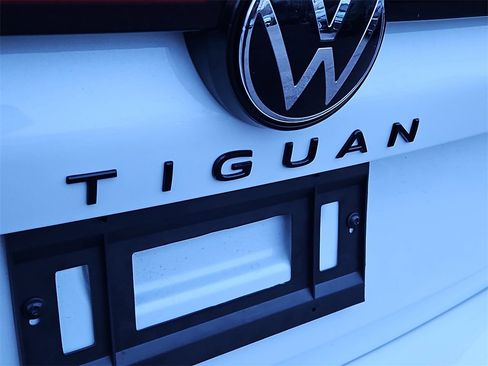 New 2025 Volkswagen Tiguan SE R-Line image 6