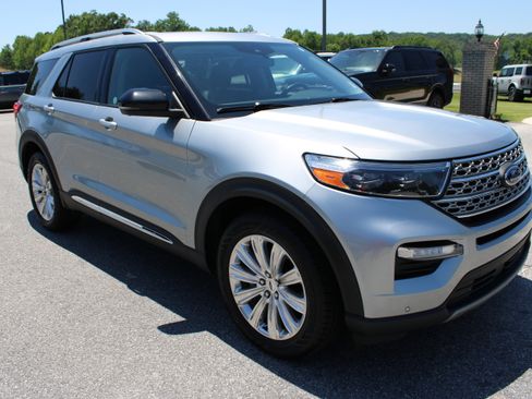 Used 2023 Ford Explorer Limited w/ Limited Technology Package RWD image 4
