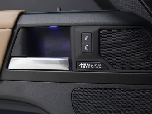 Used 2025 Land Rover Defender 110 V8 image 35