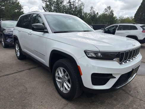 Used 2025 Jeep Grand Cherokee Laredo X AWD/4WD image 3
